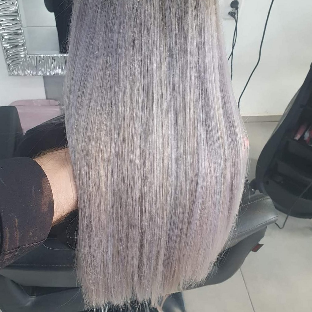 Zilverblond haar, gekleurd en gestyled bij Luai Hairstyling