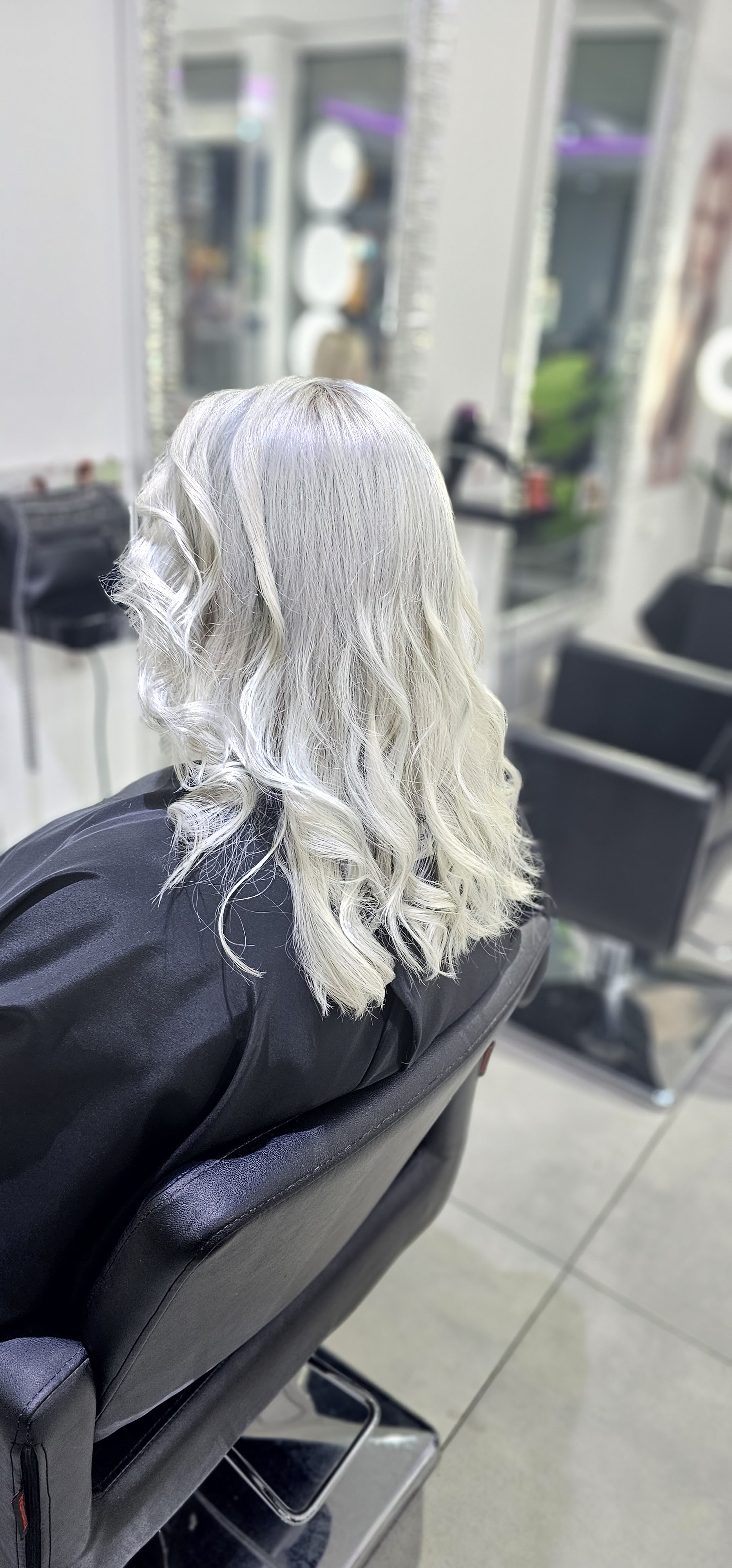 Blond golvend haar in de salon