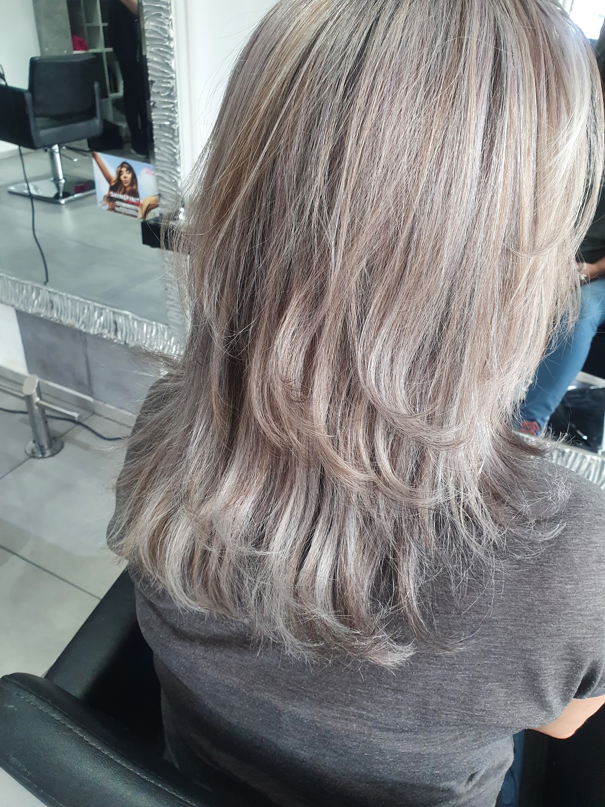 Blond kapsel met zachte lagen